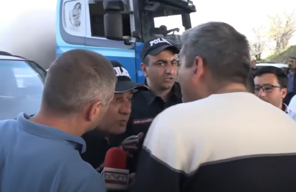 Քաղաքացիները փակել են Երևան-Սևան մայրուղու Հրազդանի հատվածը (տեսանյութ)