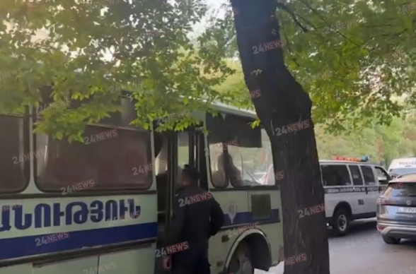 Տասնյակ ոստիկաններ հավաքվել են խաչմերուկում, ուր Փաշինյանի շարասյան հարվածից մահացել էր հղի կինը (տեսանյութ)