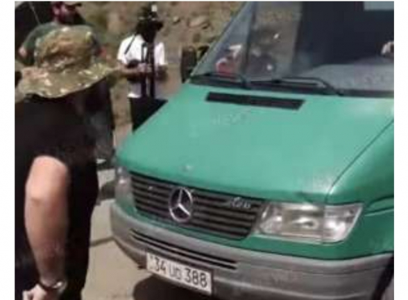 Կիրանցում ծակեցին մեքենայի անվադողը, վարորդը հրաժարվում էր բացել մեքենան (տեսանյութ)