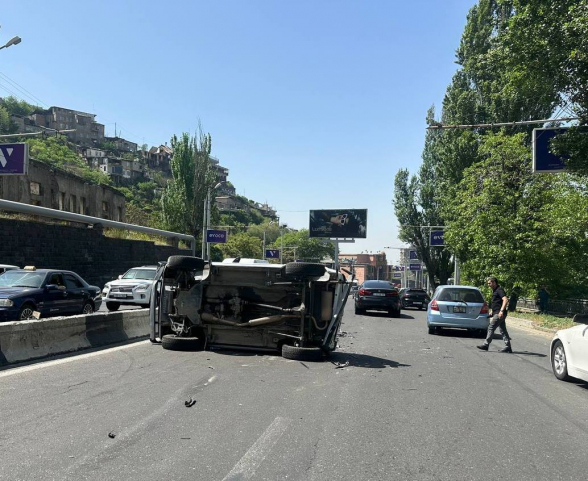 Մյասնիկյան պողոտայում բախվել են «BMW X6»-ը, «Changan»-ը և «ՎԱԶ 2121»-ը. վերջինը կողաշրջվել է