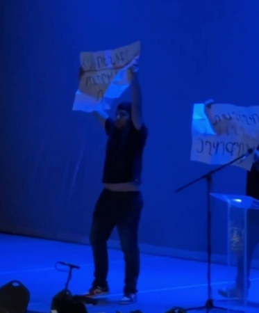 «Դավաճանը հողեր է հանձնում». պաստառներ՝ Կառավարության ներկայացուցիչների դիմաց (տեսանյութ)