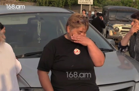 Женщины Киранца плачут, полицейские – смеются (видео)