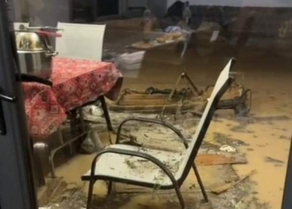 Երեկվա հորդառատ անձրևի հետևանքով Երևանի Դավիթ Բեկ փողոցի բնակարանները ամբողջությամբ լցվել են ջրով (տեսանյութ)