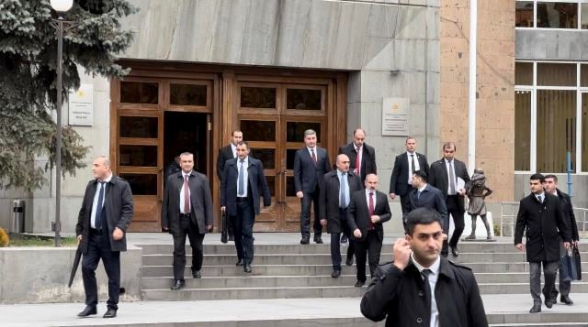 Полиция утром подвергла приводу протестующих из Эчмиадзина, чтобы не сорвать визит Пашиняна