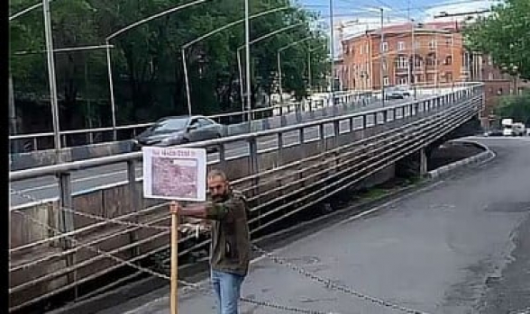 Քաղաքացին շղթայով փակել էր փողոցը՝ կողպեքն ամրացելով իր ձեռքին (տեսանյութ)