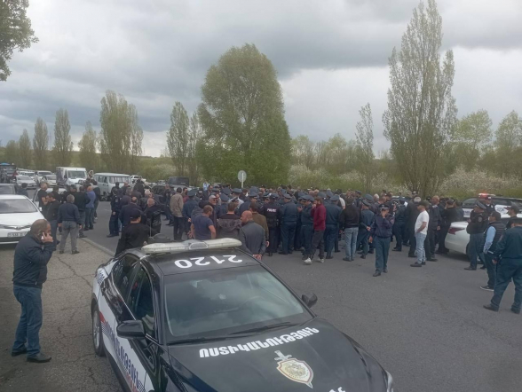 Граждане перекрыли дорогу Ереван-Севан (видео)