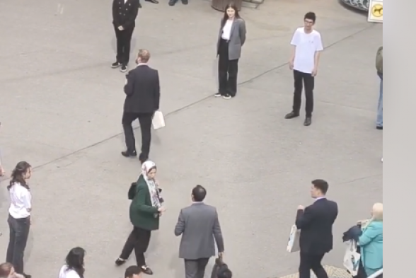 Արտասահմանյան պատվիրակները զարմանում են, թե իրենց հյուրընկալած լեգիտիմ վարչապետին ինչու են հսկում հազարավոր ոստիկաններ (տեսանյութ)