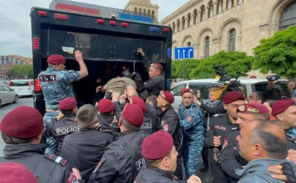 Կառավարության շենքի մոտից 3 քաղաքացի է բերման ենթարկվել (տեսանյութ)