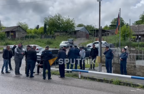 Жители Киранца перекрыли межгосударственную трассу (видео)