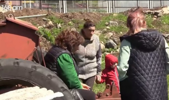 Ոնց ուզում են, նենց գծում են. կիրանցեցի կանայք արտասվում են (տեսանյութ)