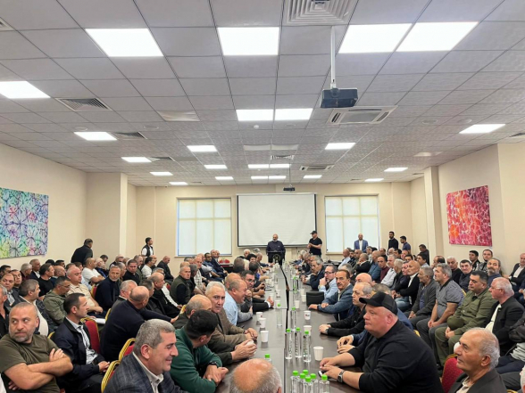 Баграт Србазан провел встречу с военными (видео)