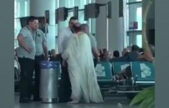 Ինչպես են «Զվարթնոց» օդանավակայանի աշատակիցները բռնության ենթարկում ֆրանսիահայ լրագրող Լեո Նիկոլյանին (տեսանյութ)