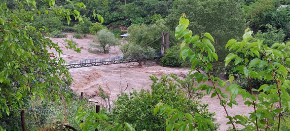 В Алаверди река Дебед вышла из берегов и подтопила все на своем пути (видео, фото)