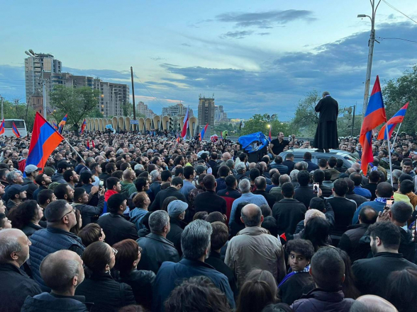 Шествие во главе с Багратом Србазаном направилось к правительственным дачам, затем вернулось на площадь Республики (видео)