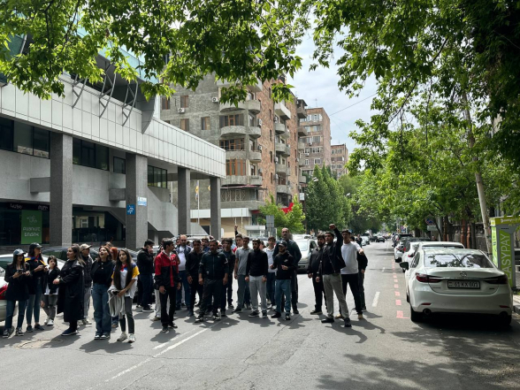 В Армении продолжились мирные акции неповиновения: граждан подвергли приводу (видео)