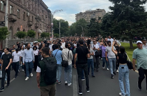 Баграт Србазан вместе с гражданами направился на улицу Сарьяна, где проходит винный фестиваль (видео)