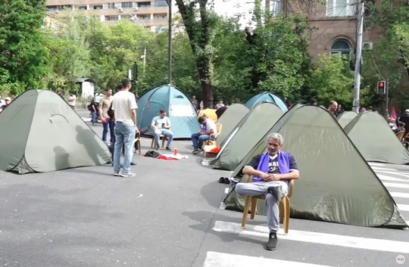 Граждане провели ночь на проспекте Баграмяна (видео)
