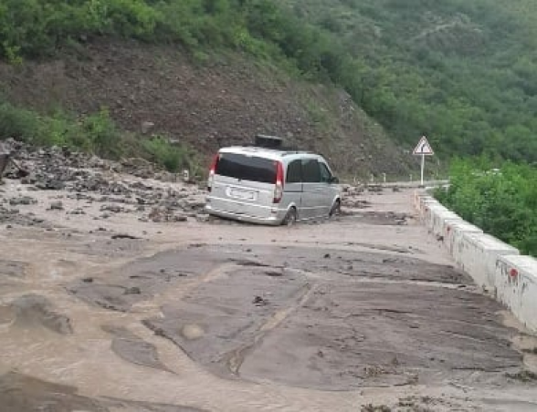 Սելավային հոսք Ալավերդի-Վանաձոր ճանապարհին. կան արգելափակված ավտոմեքենաներ. Ճանապարհը երկկողմանի փակվել է