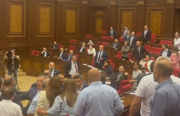 Կրքերի բորբոքում ԱԺ-ում՝ կառավարության հետ հարցուպատասխանի ժամանակ. Փաշինյանը դահլիճը լքել է (տեսանյութ)