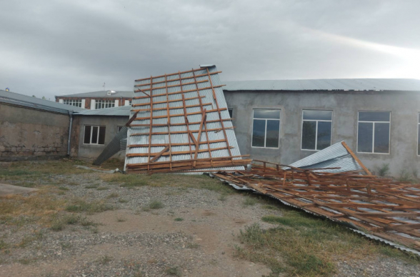 Քամին լուրջ վնասներ է պատճառել Երևանում ու մի շարք մարզերում (լուսանկար)