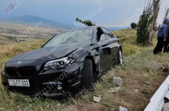 Կոտայքի մարզում բախվել են «Honda Elysion»-ն ու «BMW»-ն․ վերջինը կոտրել է ծառն ու հայտնվել երթևեկելի գոտուց դուրս