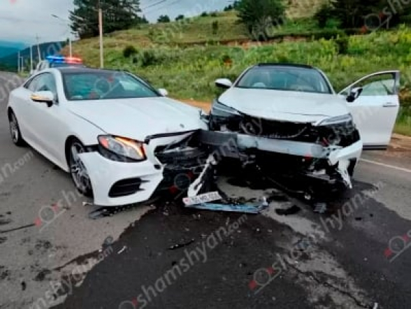 Խոշոր վթար՝ Ծաղկաձորում․ բախվել են «Lexus»-ը և «Mercedes»-ը․ 2 հոգի տեղափոխվել է բժշկական կենտրոն