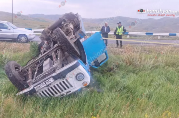 Շիրակում բեռնատարը կողաշրջվել և հայտնվել է դաշտում