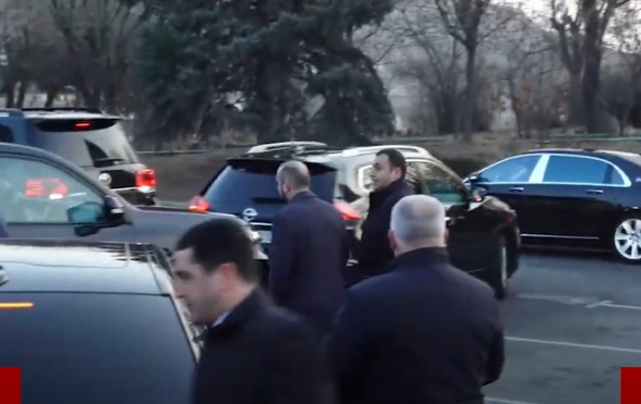 Պաշտոնյաների թանկարժեք մեքենաների շքերթ՝ Եռաբլուրում