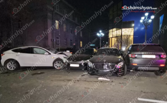 Ամիրյան փողոցում «Tesla»-ն բախվել է «Hyundai»-ին, որն էլ բախվել է «Suzuki»-ի, այնուհետև «Tesla»-ն բախվել է «Kia»-ին, որն էլ «Mercedes»-ին, վերջինն էլ՝ «Range Rover»-ին