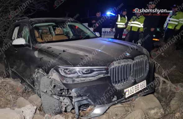Կոտայքում «BMW X7»-ը դուրս է եկել երթևեկելի գոտուց և բախվել ծառերին