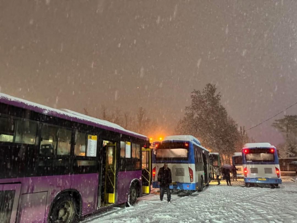 Կաթվածահար տրանսպորտ՝ ձմեռային անվադող չունենալու պատճառով (տեսանյութ)