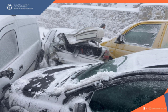 На трассе Ереван-Гюмри столкнулись около 20 автомобилей: есть пострадавшие