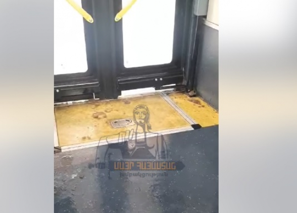 Հենց հիմա 39 համարի ավտոբուսում մարդիկ սառել-սառցակալել են․ դռների ստորին հատվածը կոտրված է (տեսանյութ)