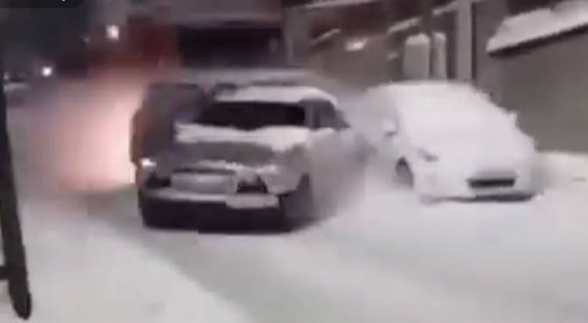 Նորք Մարաշում բախվել է 5 ավտոմեքենա, ապա «ԿԱՄԱԶ»-ը վրաերթի է ենթարկել վարորդներից մեկին. վնասվել է գազատարը (տեսանյութ)