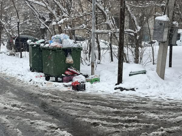 Ոչ միայն ձյունը չեք կարողանում մաքրել, այլ նաև՝ աղբը, որը գտնվում է N 44 մանկապարտեզի մուտքի դիմացը