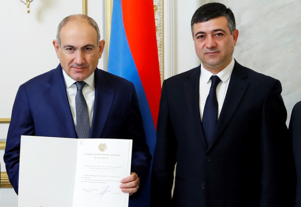 Գյումրու քաղաքապետի ՔՊ-ի թեկնածուն առաջարկում է գյումրեցիներին «ավինյանաբար» «ասեք-կանենք» թեզը, որպեսզի հետո կյանքի կոչի «ասեք-խաբենք»-ը