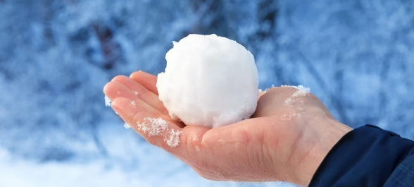 Ձնագնդիկը պատահաբար դիպել է մի աղջկա, ում մայրն ու քույրը եկել են հարվածող երեխայի տուն, ծեծի ենթարկել նրան