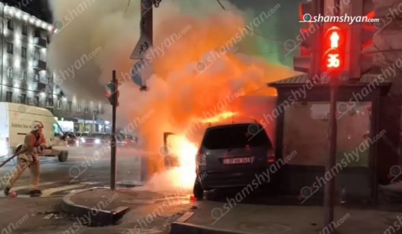 Երևանում բախվել են «Volvo»-ն և «Opel Zafira»-ն․ վերջինը բախվել է թերթի կրպակին և բռնկվել