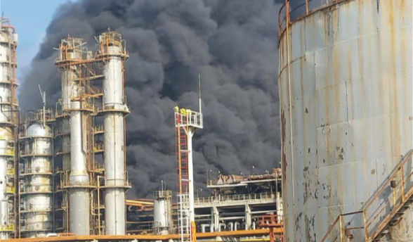 В Баку горит нефтеперерабатывающий завод