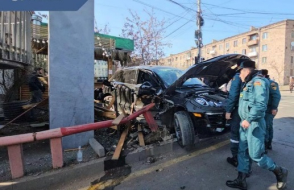 Երևանում երթուղային ավտոբուսը բախվել է «Porshe»-ին. կա տուժած