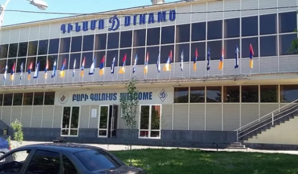 Երևանում՝ «Դինամո»-ի դիմաց, ավտոմեքենան կայանելու հարցի շուրջ վիճել են, ծեծել իրար ու հայհոյել. կան վիրավորներ