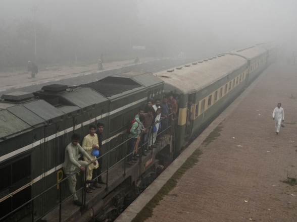 В Пакистане боевики захватили пассажирский поезд