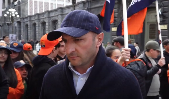 Վայրագություն է, ոստիկանները կնոջը՝ երեխաների աչքի առաջ, բերման են ենթարկել (տեսանյութ)