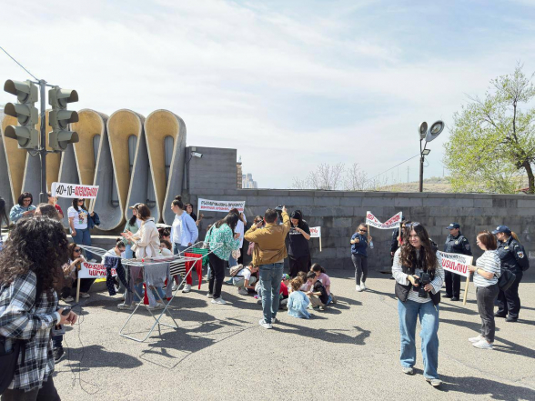 Արցախցի կանայք և երեխաները ակցիա ենք անում կառավարական ամառանոցի դիմաց (տեսանյութ)