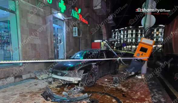 Երևանում «Lexus»-ը կոտրել է ճանապարհային երթևեկության ցուցանակը և հայտնվել մայթին