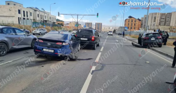 Երևանում բախվել են «Chevrolet Volt»-ը, «Nissan Rogue»-ը և «Opel Zafira»-ն, ինչի հետևանքով «Nissan Rogue»-ը բախվել է ցուցանակին և հայտնվել մայթին