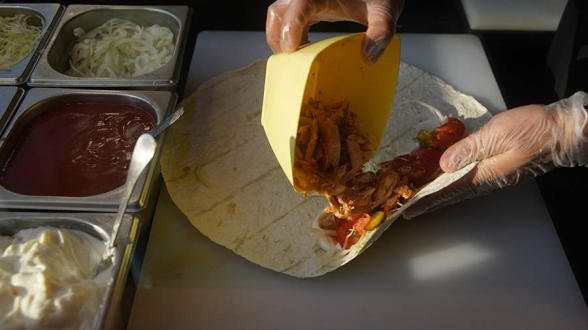 В Турции около 650 человек отравились шаурмой