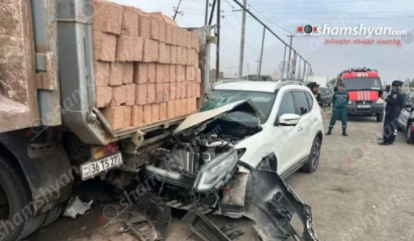 Արարատի մարզում «Nissan Rogue»-ը բախվել է կայանված, տուֆով բարձված «ԶԻԼ»-ին․ կա վիրավոր