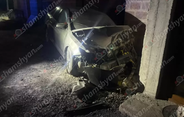 Կոտայքում Toyota Camry-ն դուրս է եկել երթևեկելի գոտուց և բախվել շինության պատին. կան տուժածներ
