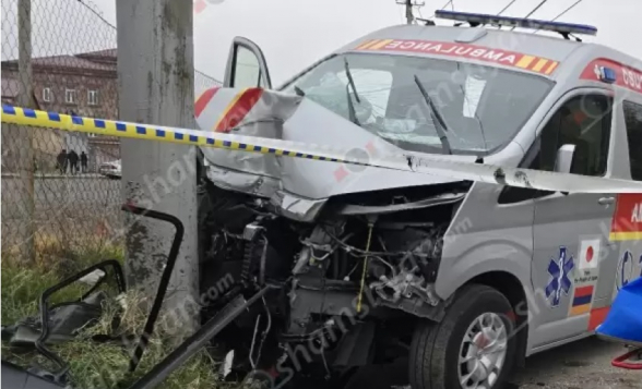 Երևանում շտապօգնության ավտոմեքենան բախվել է երկաթե էլեկտրասյանը․ կան տուժածներ